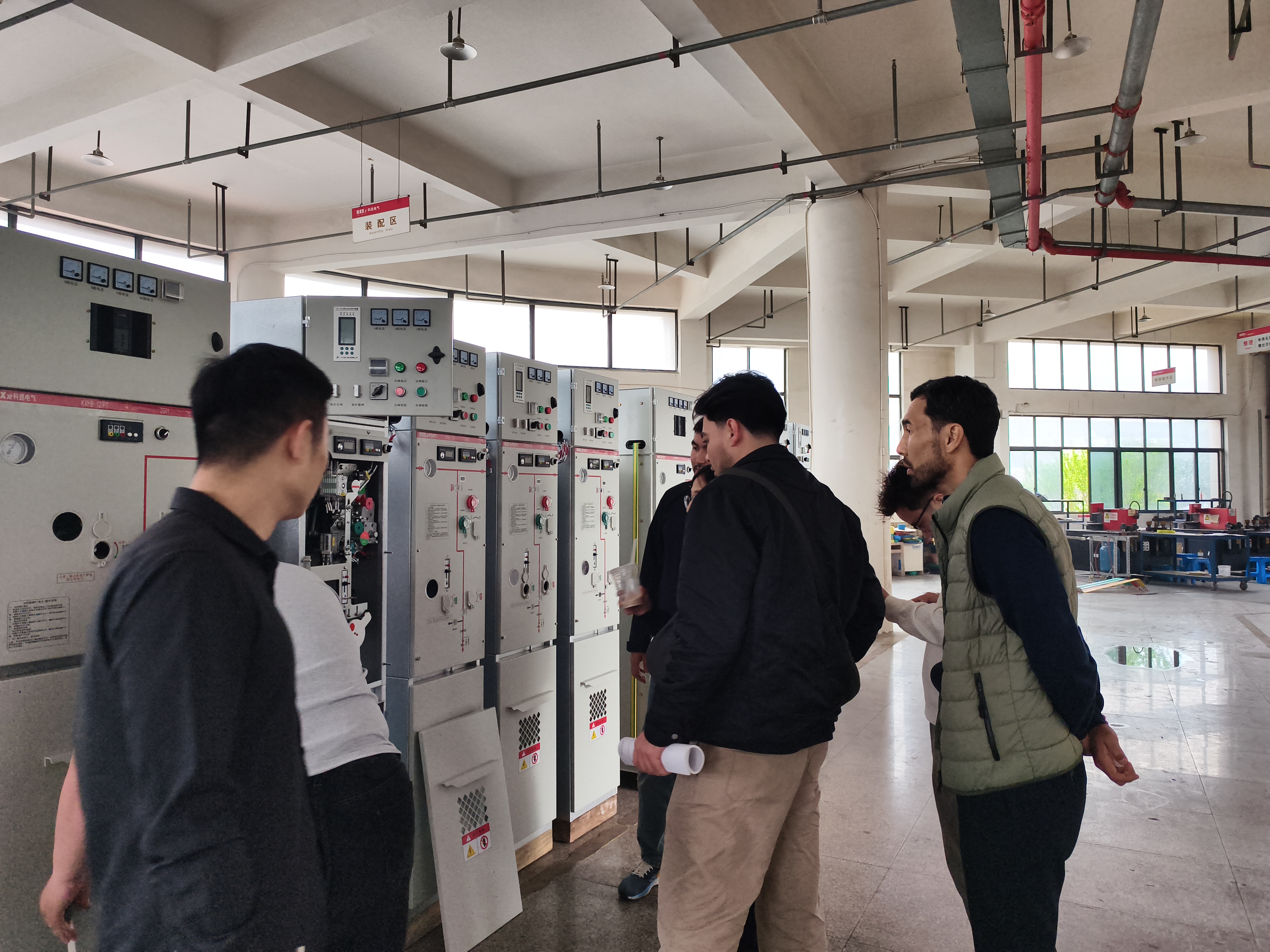 카자흐스탄 고객, Kexun Electric의 고전압 배전 장비 제조 기지 방문